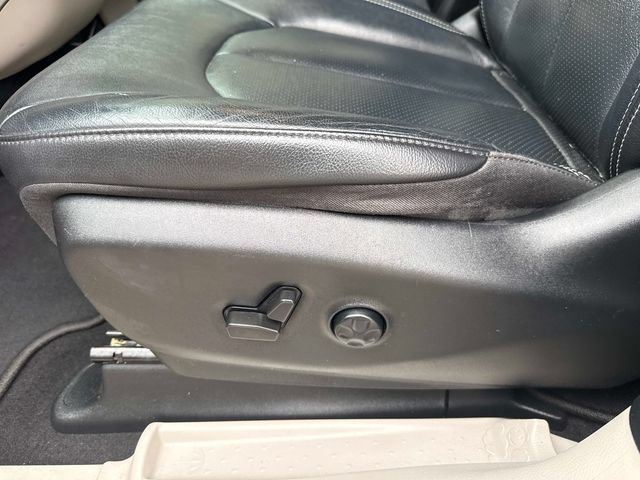 Used 2022 Chrysler Pacifica Touring-L w/ Uconnect Theater Family Group FWD image 15