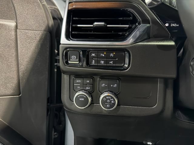 Used 2025 GMC Yukon XL Denali AWD/4WD image 26