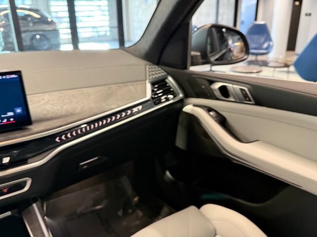 Used 2024 BMW X7 xDrive40i w/ Parking Assistance Package AWD/4WD image 16