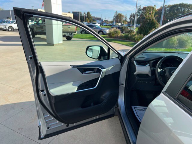 Used 2025 Toyota RAV4 XLE w/ Convenience Package AWD/4WD image 28