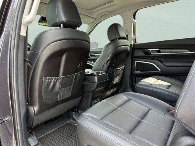 Used 2025 Kia Telluride EX w/ EX Captain's Chair Package FWD image 13