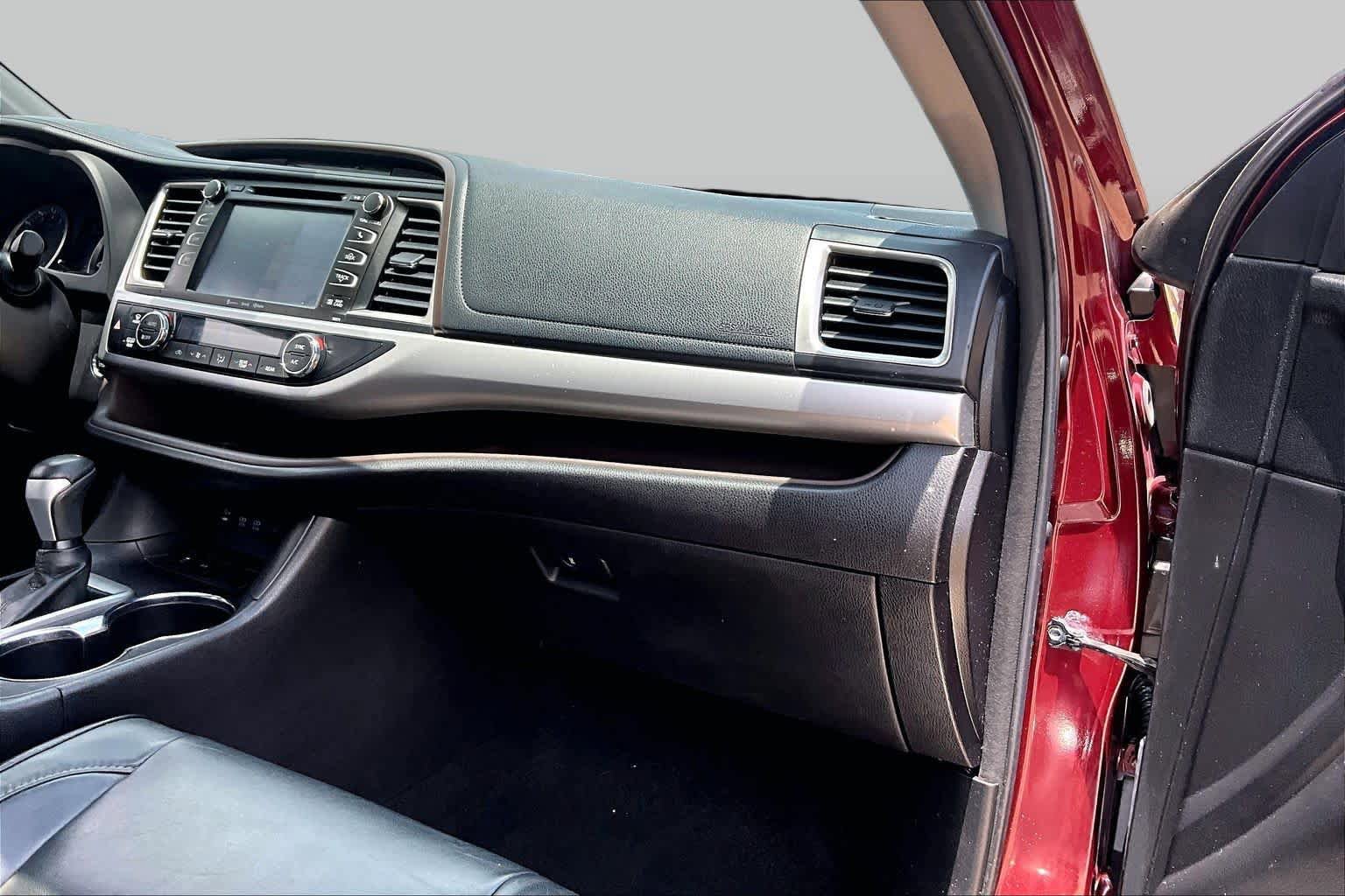 Used 2017 Toyota Highlander XLE FWD image 19