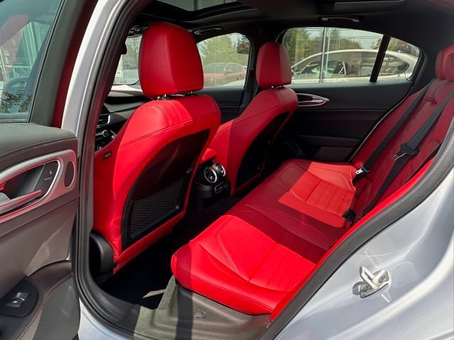 Used 2025 Alfa Romeo Giulia AWD image 14