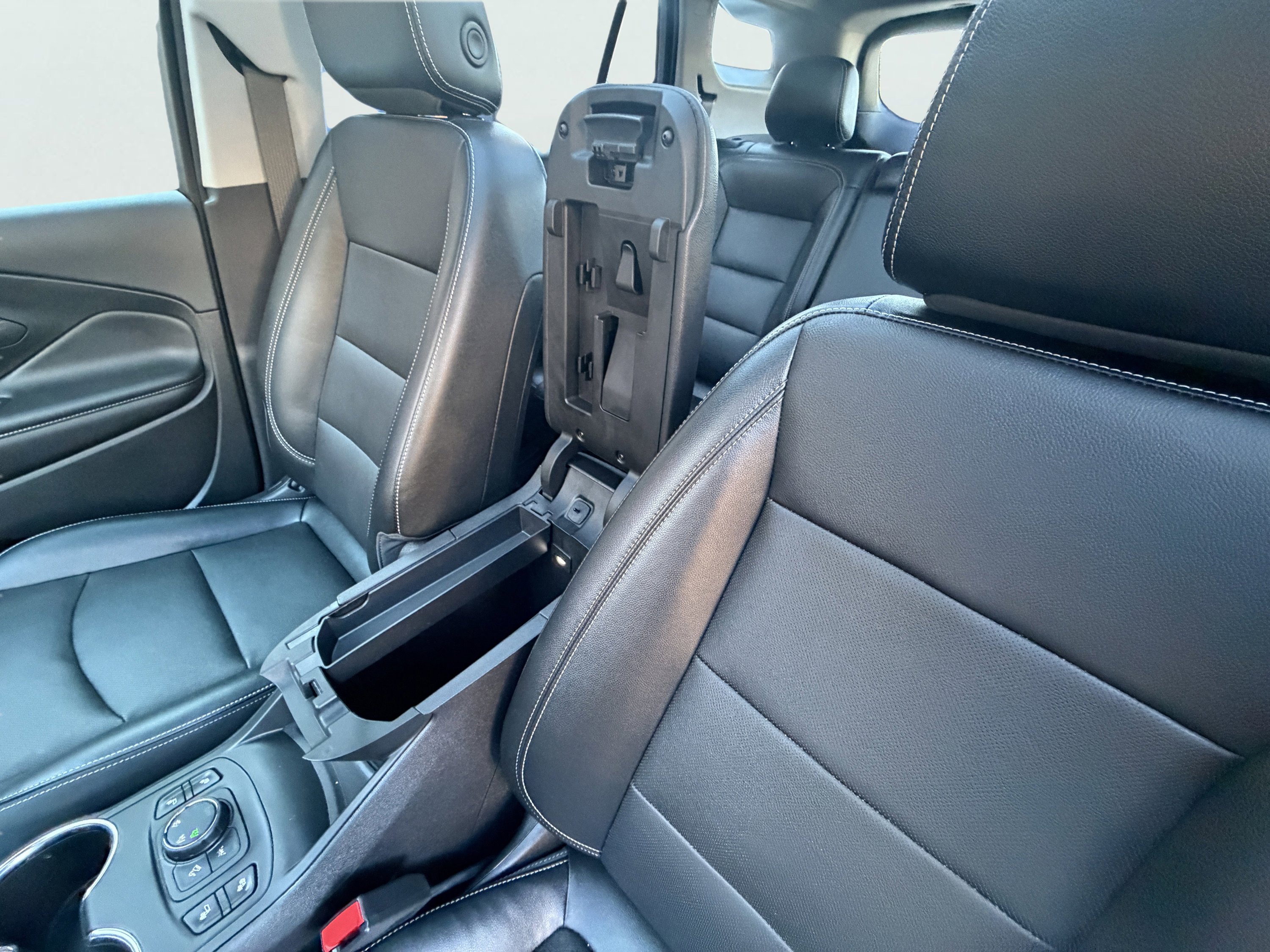 Used 2023 GMC Terrain SLT w/ Infotainment Package II image 32