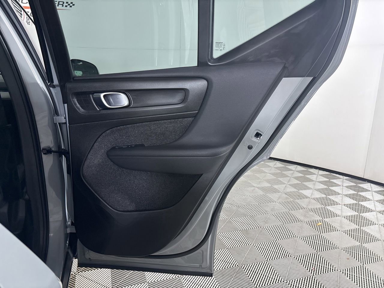 Used 2024 Volvo XC40 B5 Ultimate w/ Protection Package Premier image 24