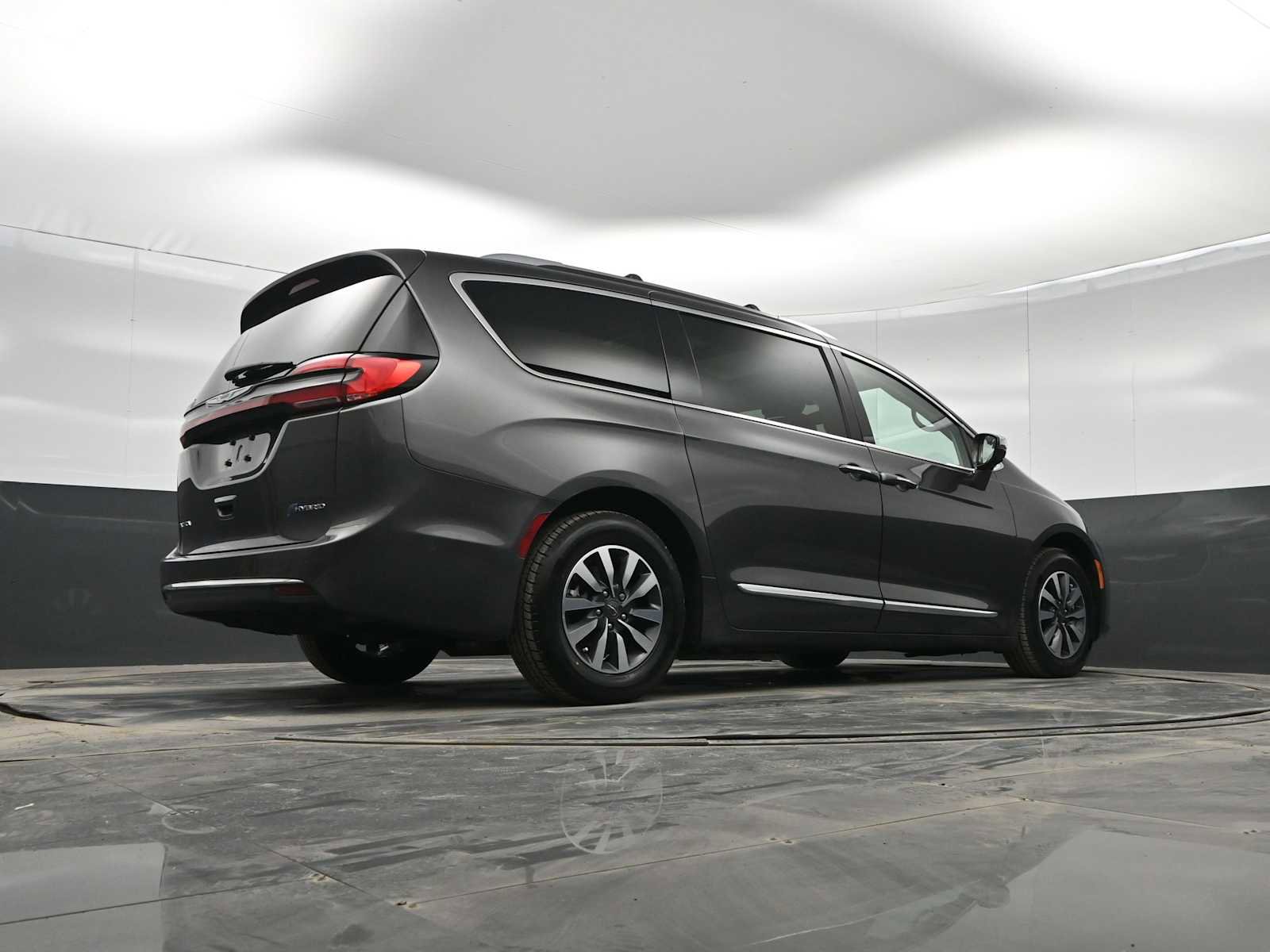 Used 2021 Chrysler Pacifica Limited w/ Uconnect Theater Family Group image 36