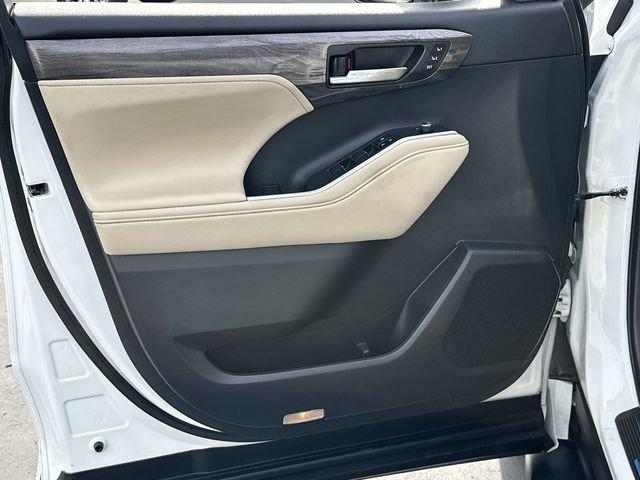 Used 2023 Toyota Highlander Limited image 23