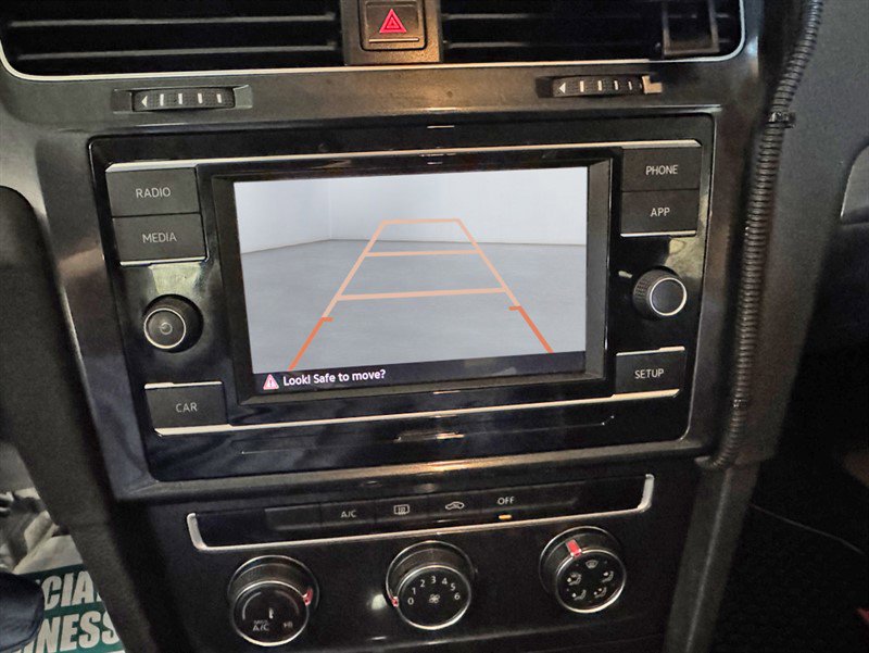 Used 2018 Volkswagen Golf S image 18