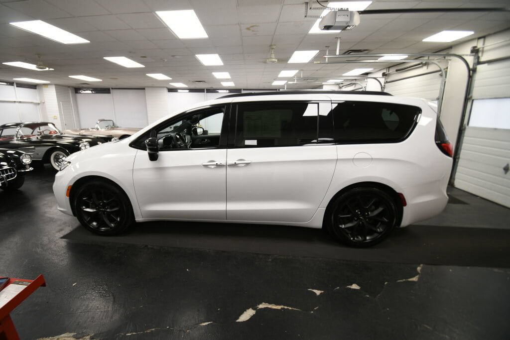 Used 2025 Chrysler Pacifica Limited FWD image 4