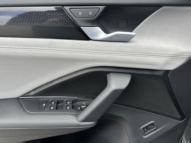 New 2026 Volkswagen Tiguan SE R-Line FWD image 23