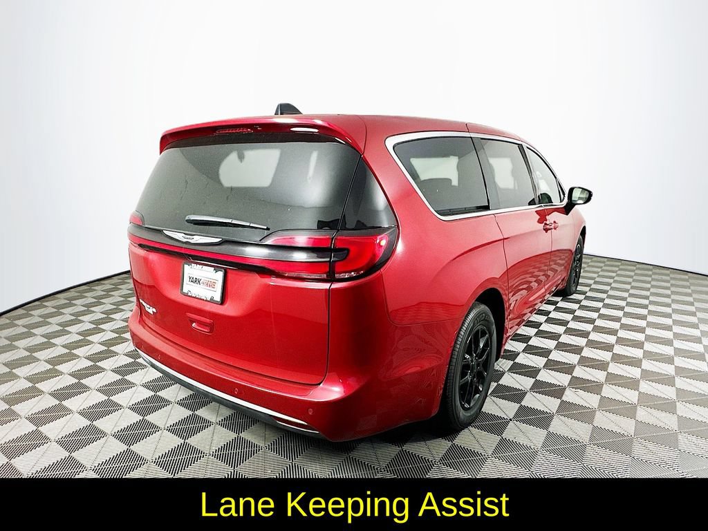 Used 2025 Chrysler Pacifica Select FWD image 10