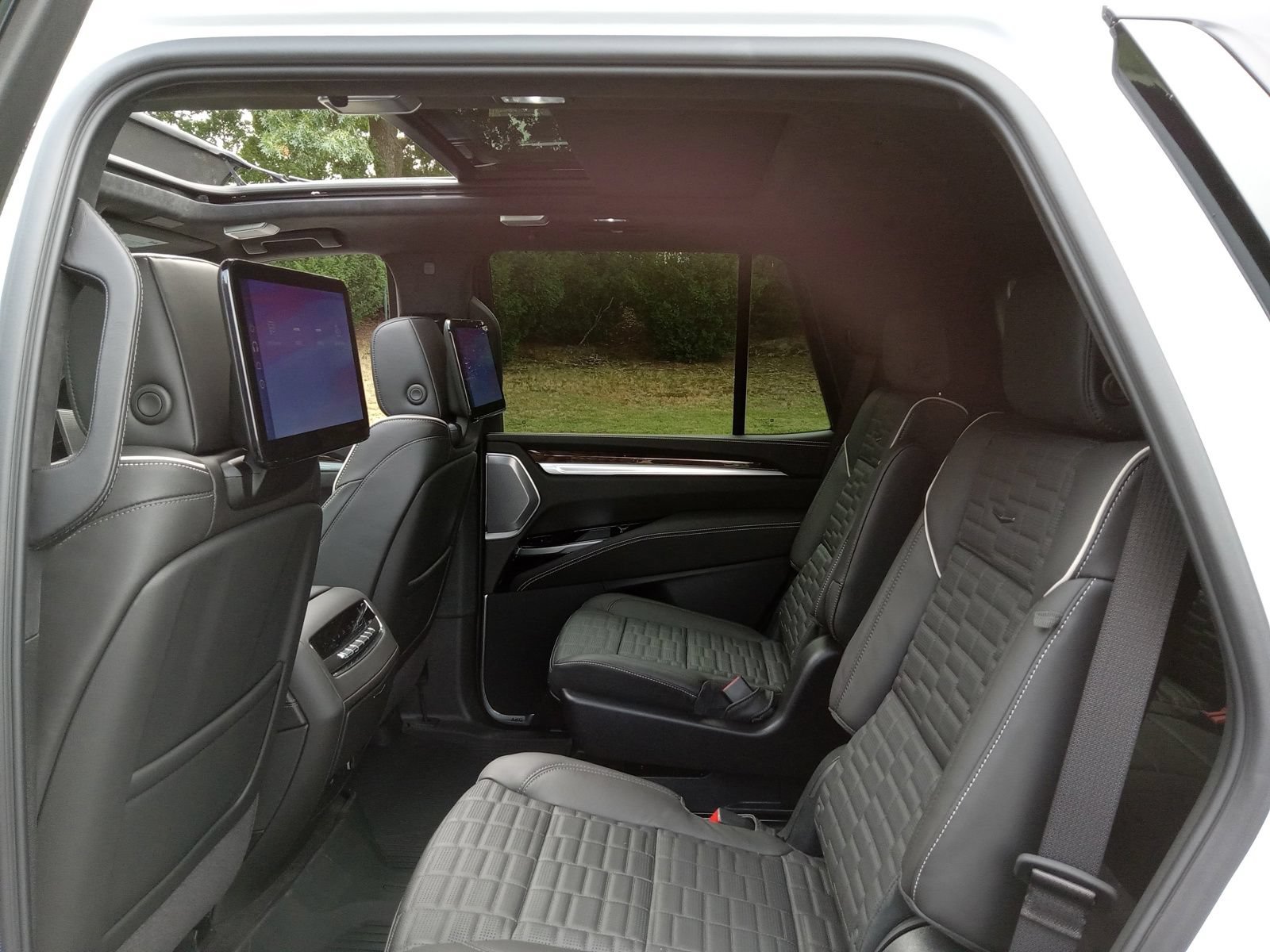 New 2026 Cadillac Escalade Platinum Sport w/ LPO, ONYX Package AWD/4WD image 25