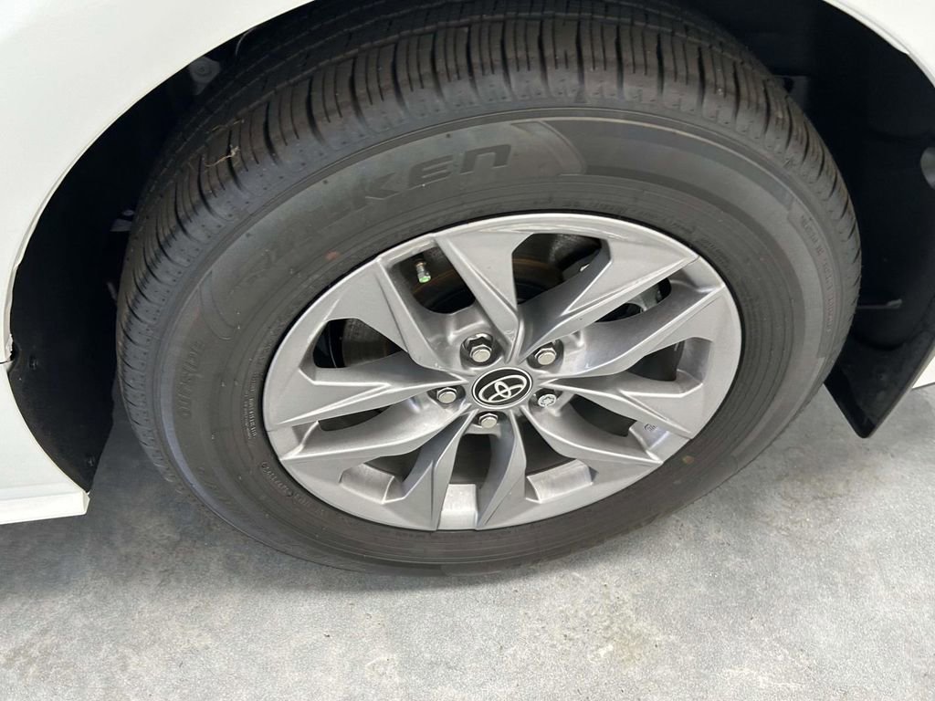 Used 2026 Toyota Sienna XLE FWD image 9
