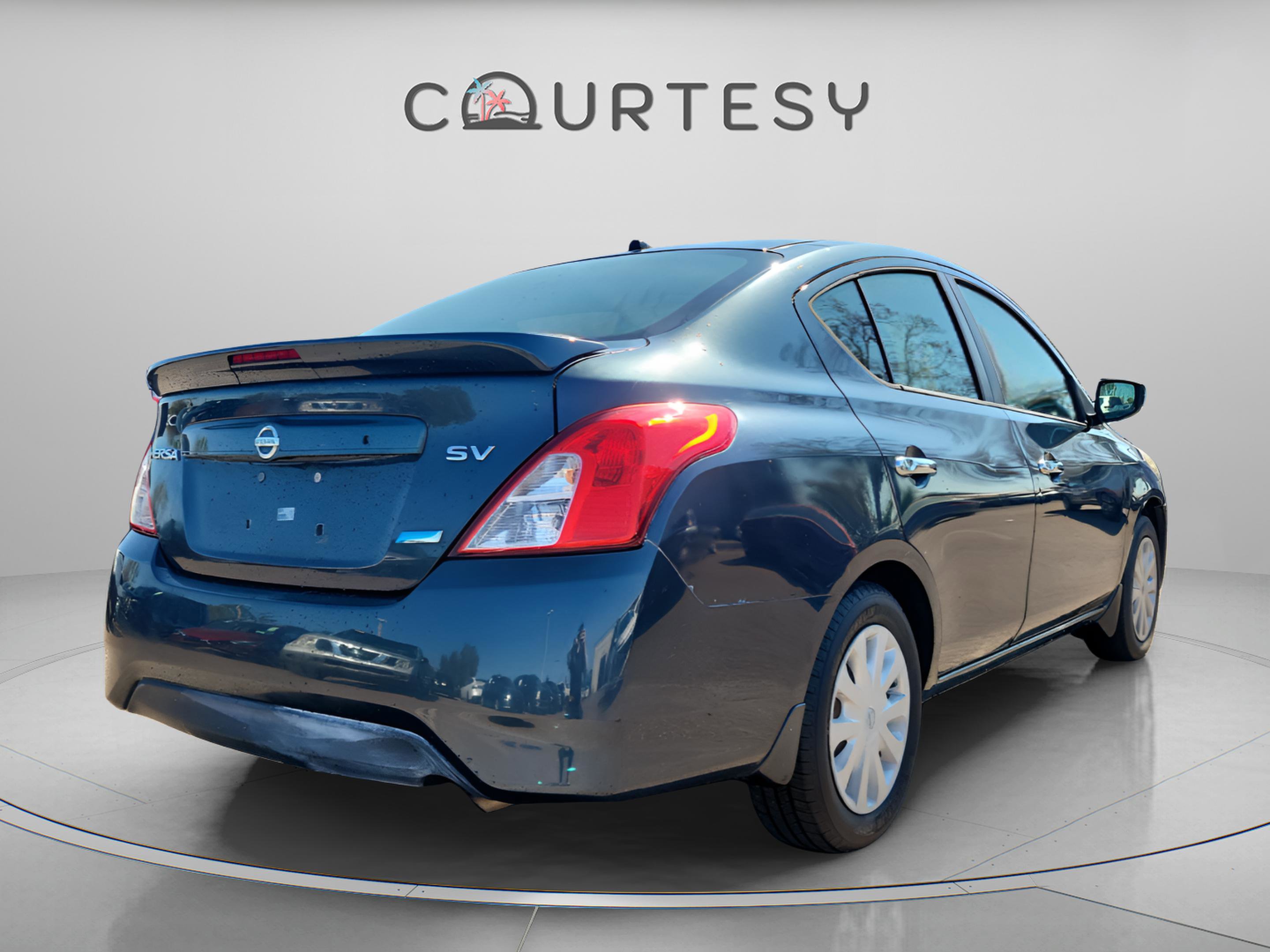 Used 2015 Nissan Versa SV image 4