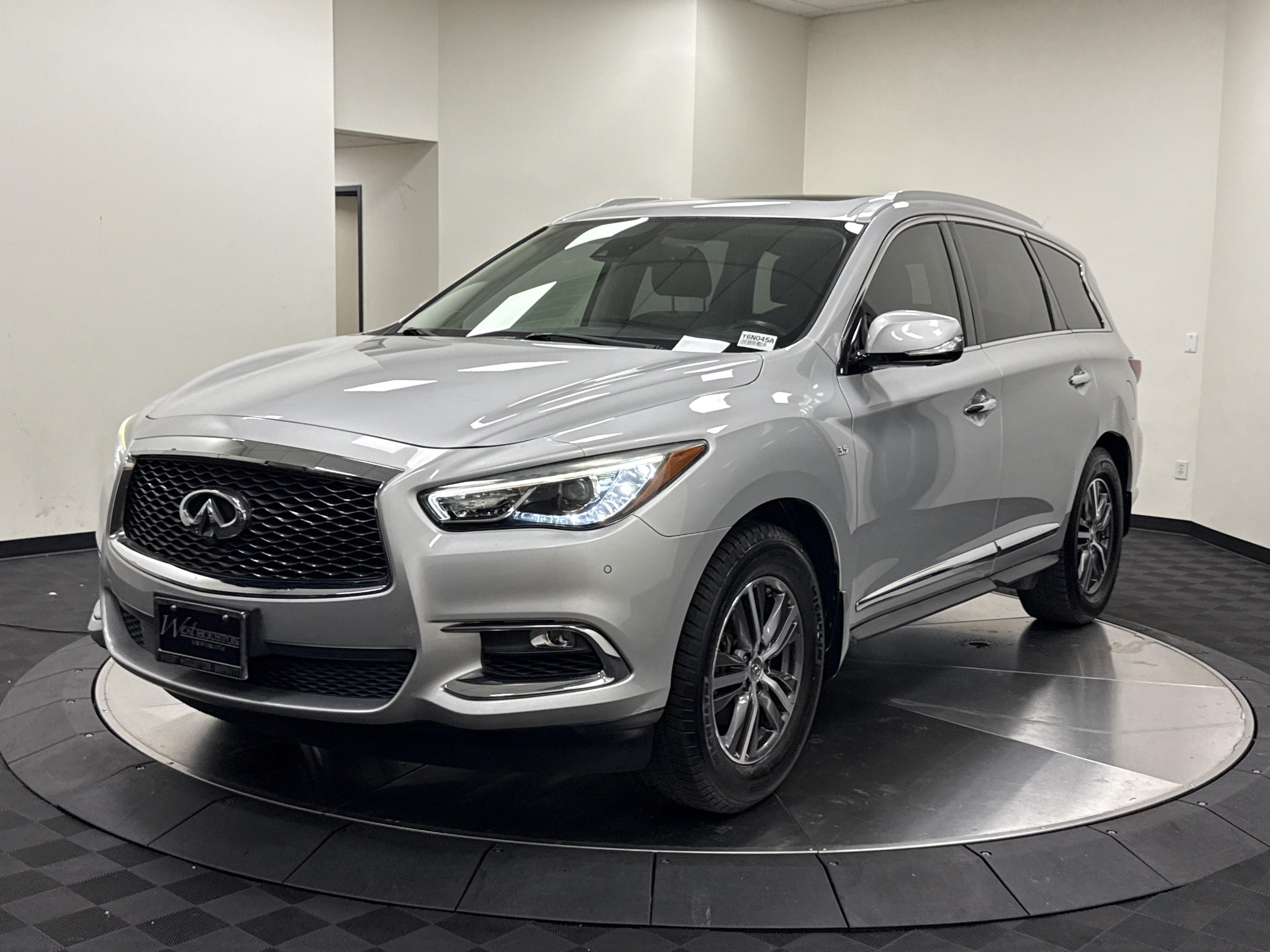 Used 2019 INFINITI QX60 Luxe w/ Essential Package FWD image 3