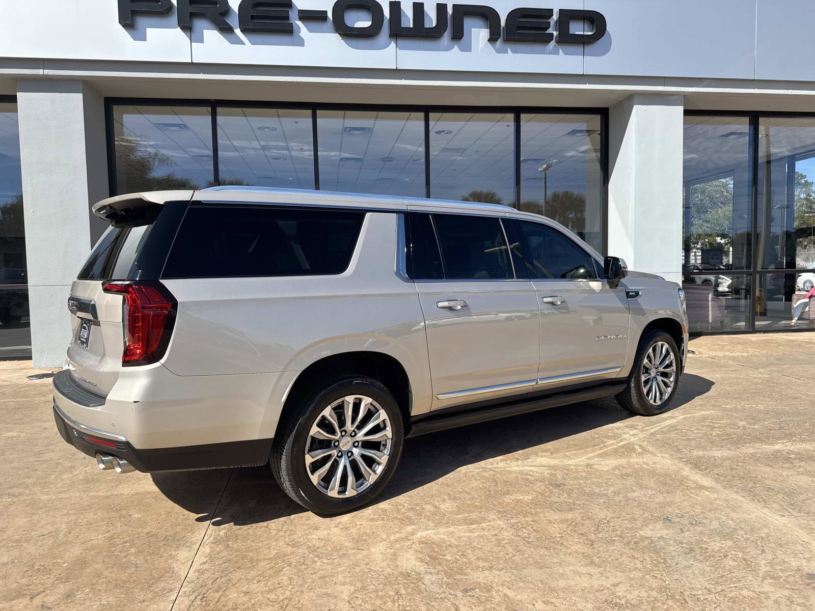 Used 2022 GMC Yukon XL Denali w/ Denali Premium Package image 3