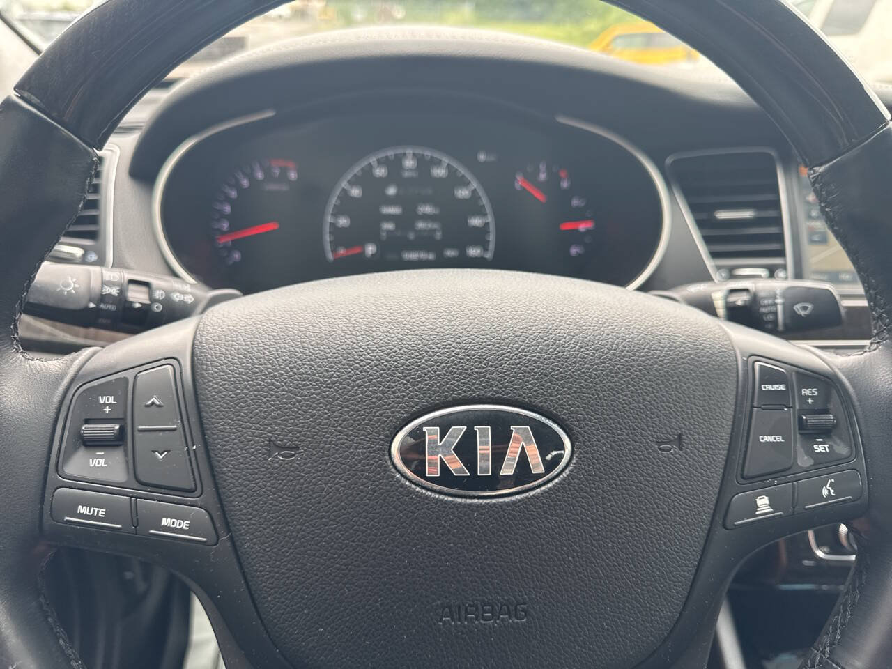 Used 2015 Kia Cadenza Premium w/ Technology Package FWD image 33
