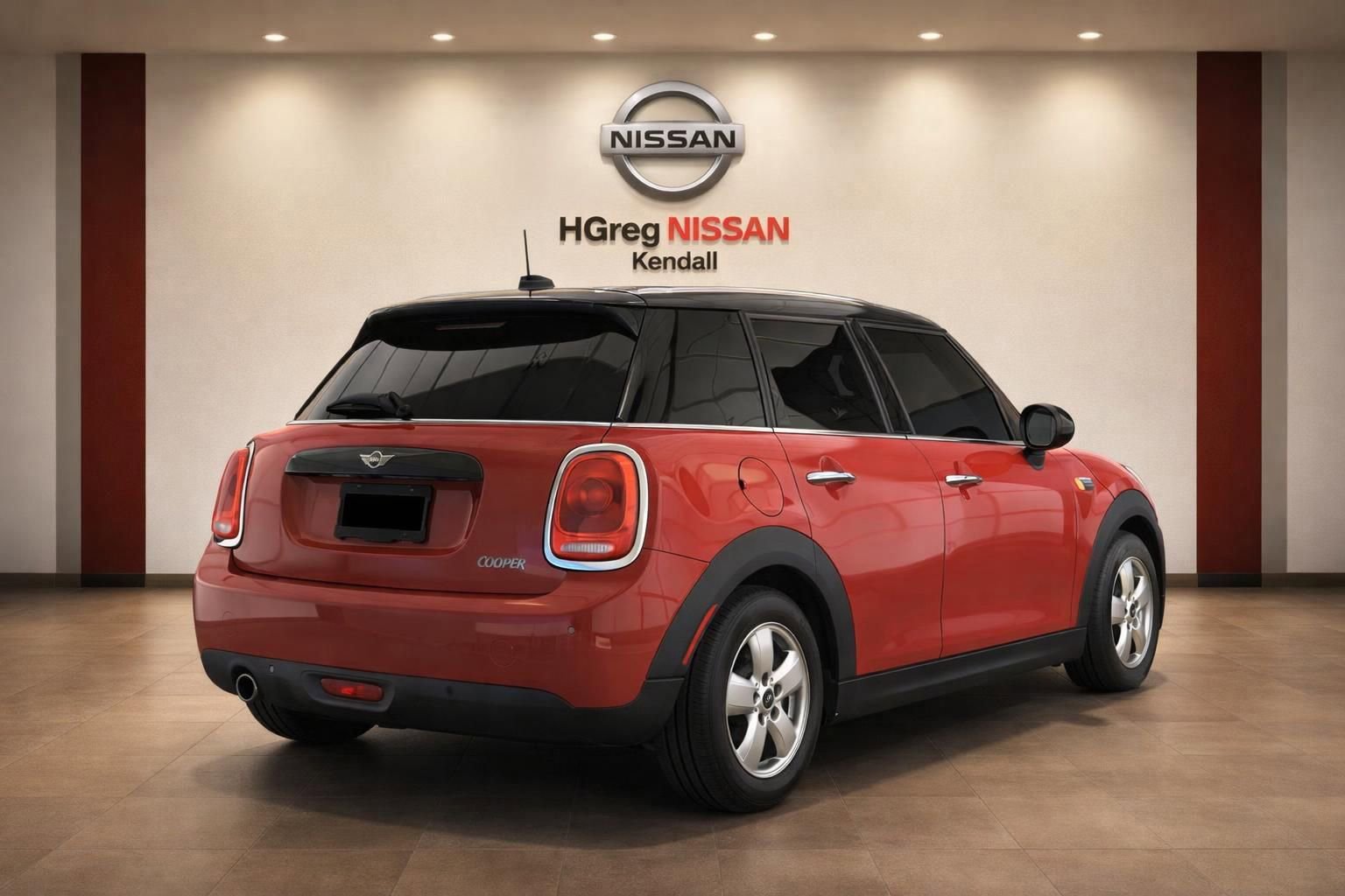 Used 2017 MINI Cooper 4-Door Hardtop w/ Technology Package FWD image 4