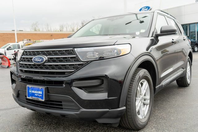 Used 2023 Ford Explorer XLT AWD/4WD image 2