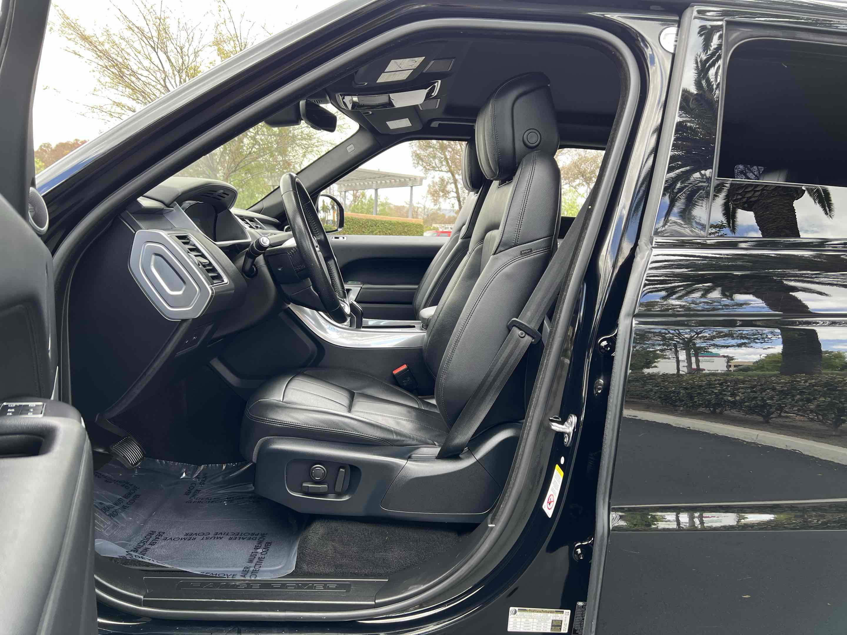 Used 2020 Land Rover Range Rover Sport SE AWD/4WD image 4