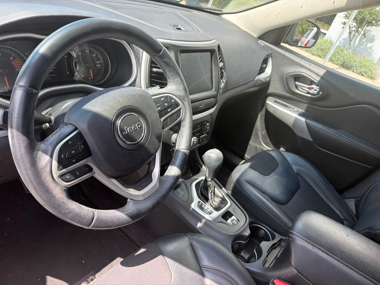 Used 2018 Jeep Cherokee Latitude Plus AWD/4WD image 12