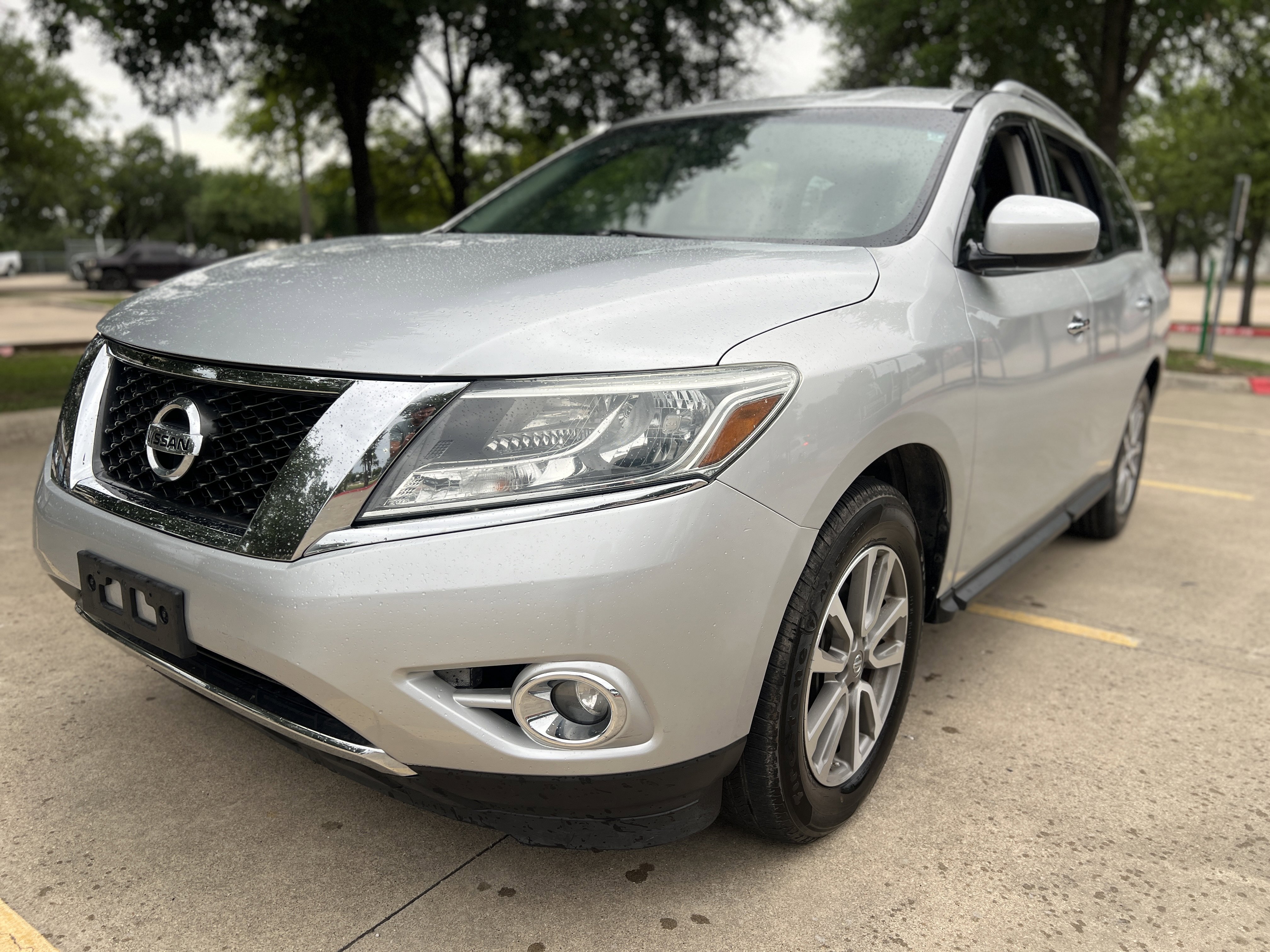 Used 2015 Nissan Pathfinder SV image 3