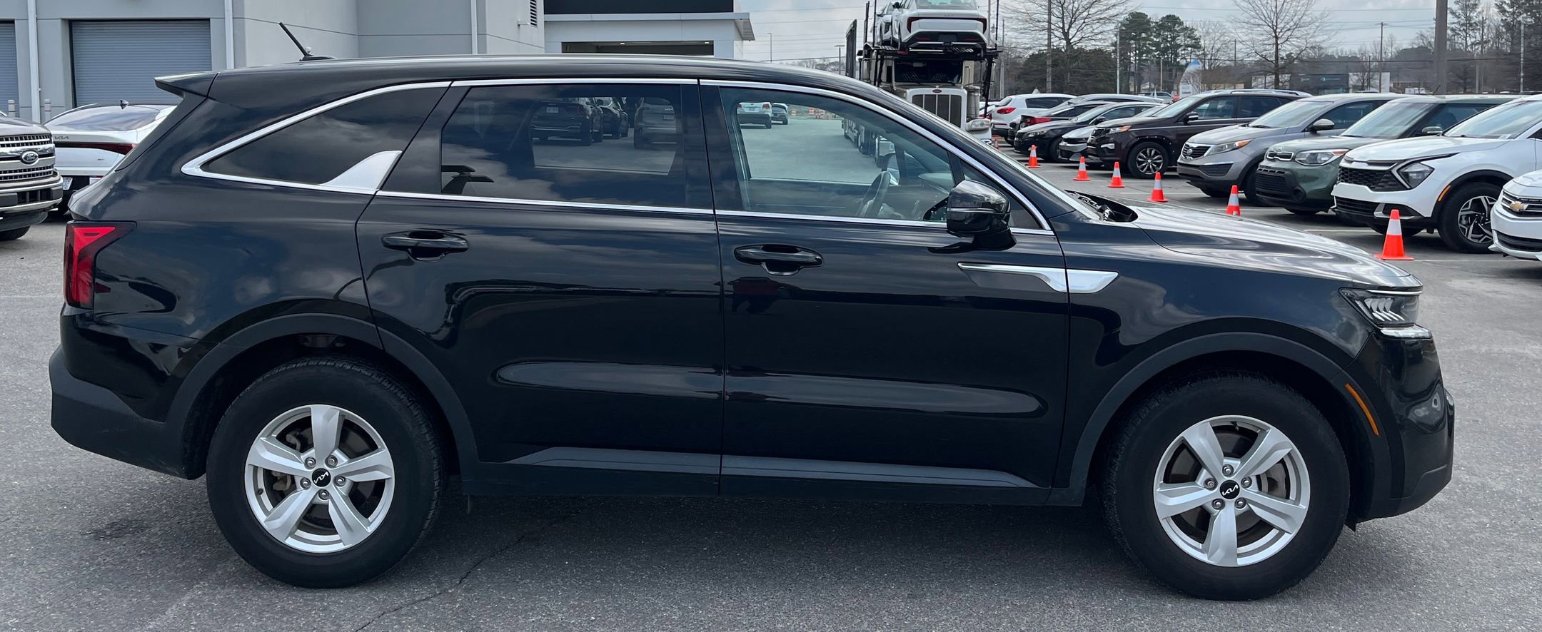 Used 2023 Kia Sorento LX image 10