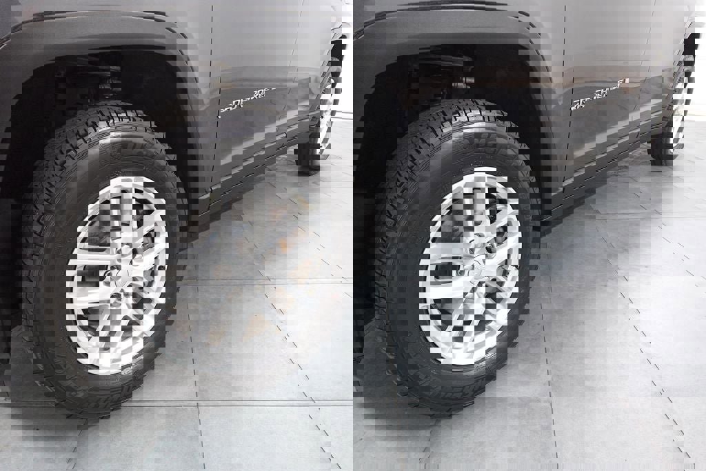 Used 2022 Jeep Grand Cherokee L Laredo w/ Luxury Tech Group I image 30