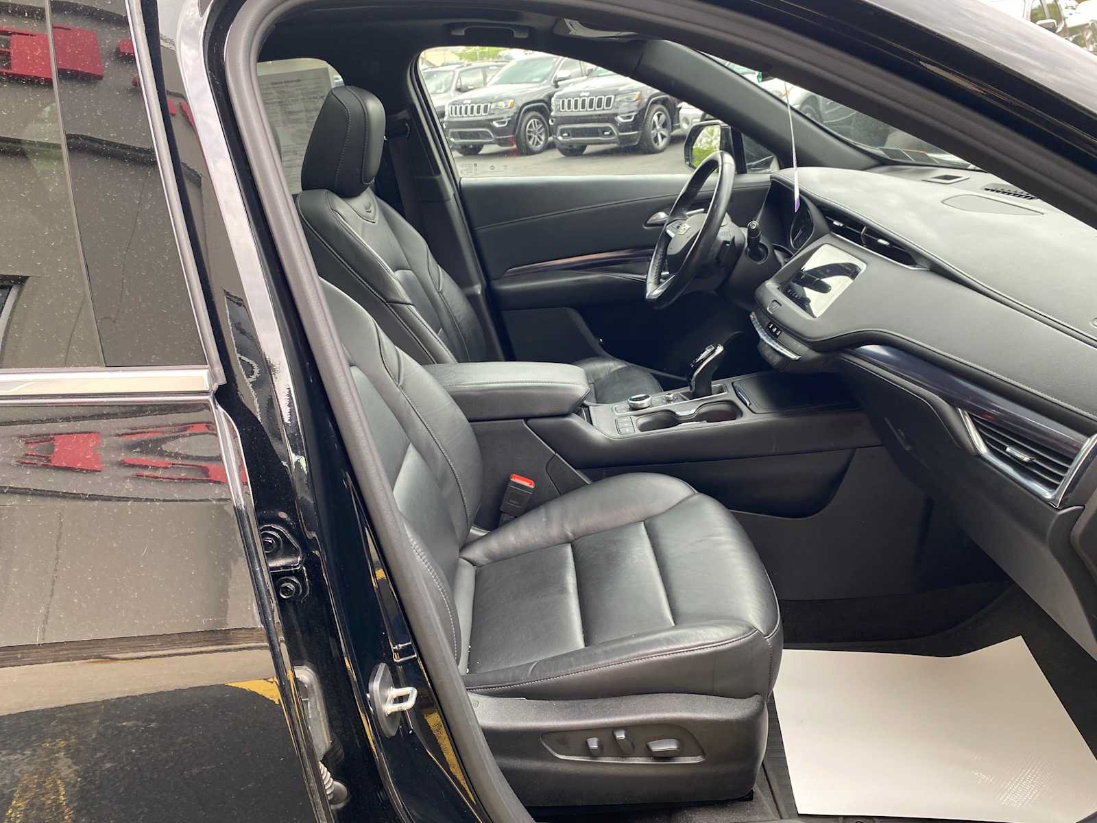 Used 2023 Cadillac XT4 Luxury w/ Cold Weather Package FWD image 30