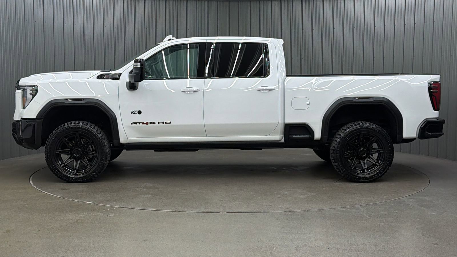 Used 2024 GMC Sierra 2500 AT4X image 2