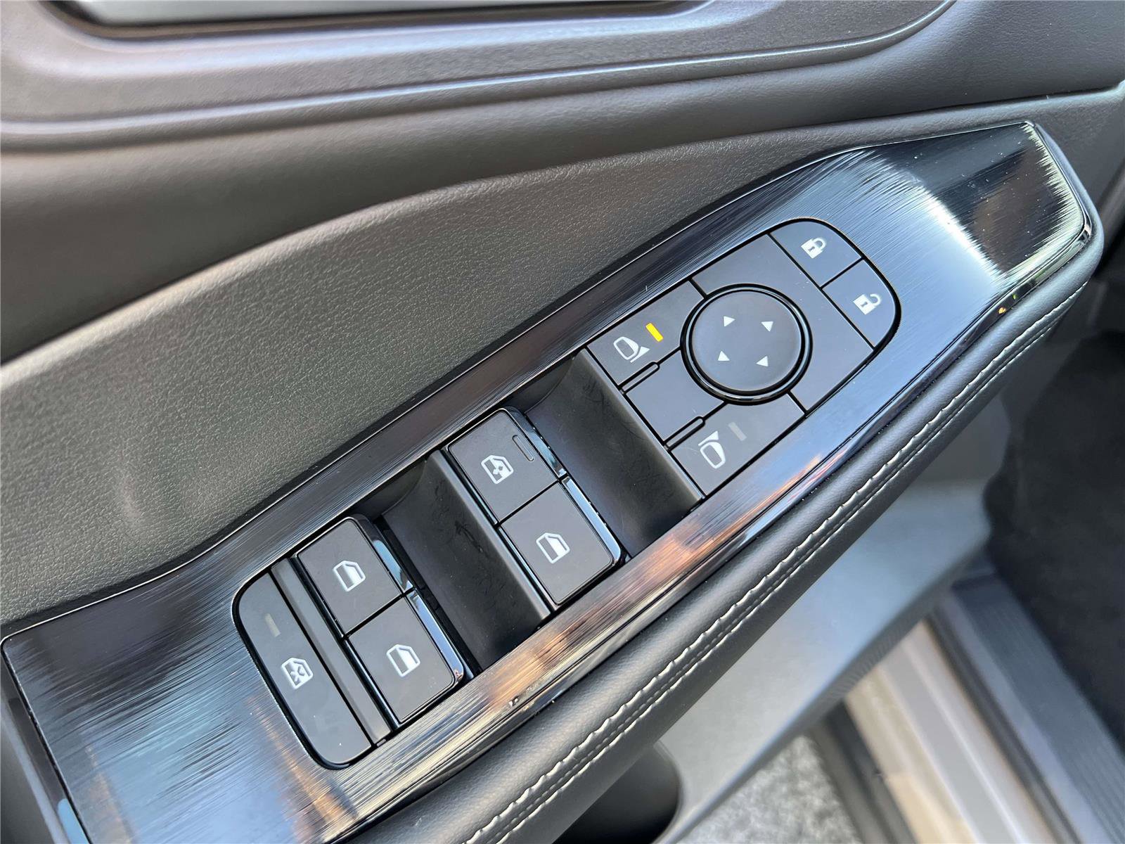 Used 2025 Nissan Rogue SV image 23