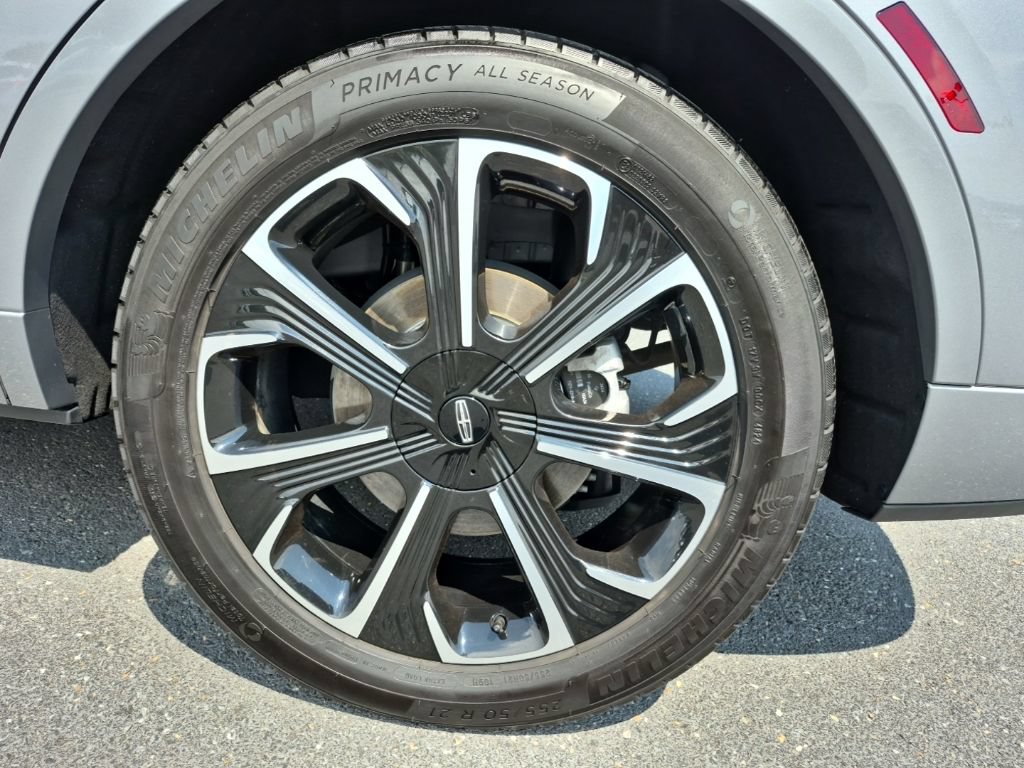 Certified 2025 Lincoln Nautilus Reserve AWD/4WD image 16