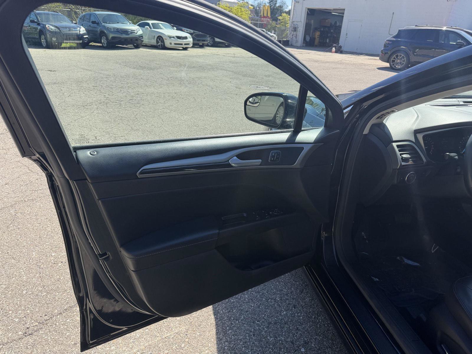 Used 2015 Ford Fusion SE w/ Equipment Group 202A FWD image 9