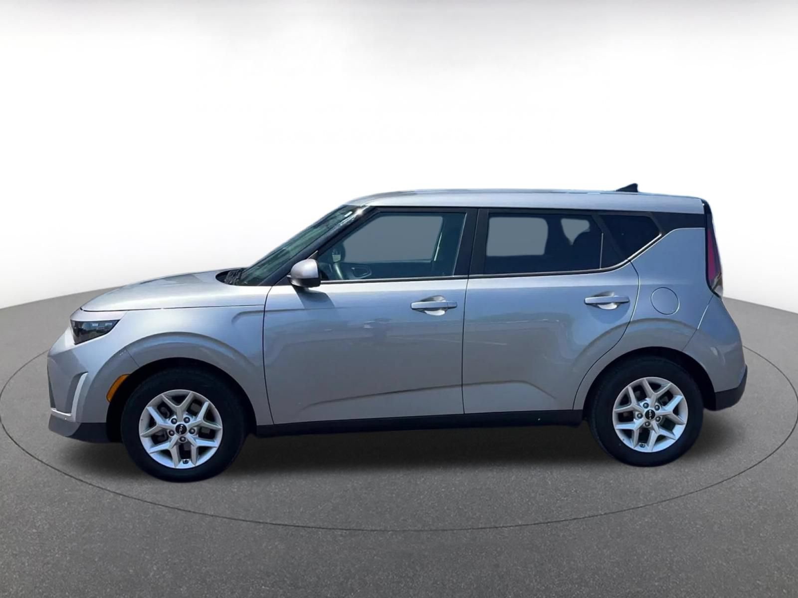 Used 2025 Kia Soul LX w/ LX Technology Package FWD image 7