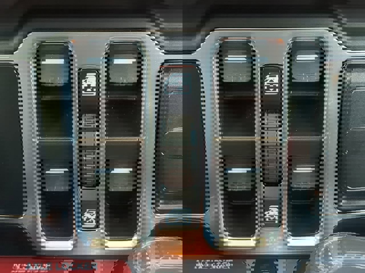 Used 2024 Jeep Gladiator Mojave w/ Technology Group image 22