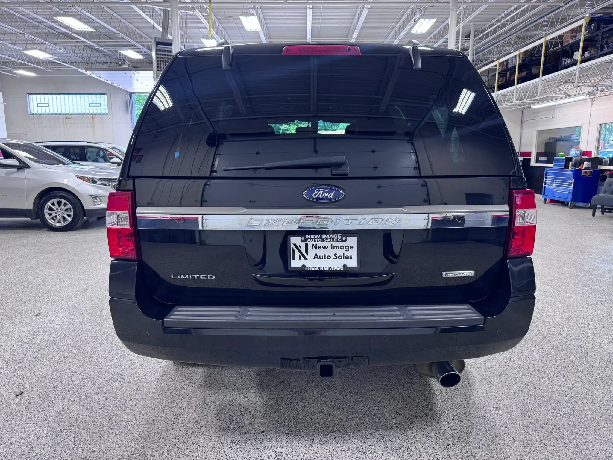Used 2017 Ford Expedition Limited w/ Equipment Group 301A AWD/4WD image 4