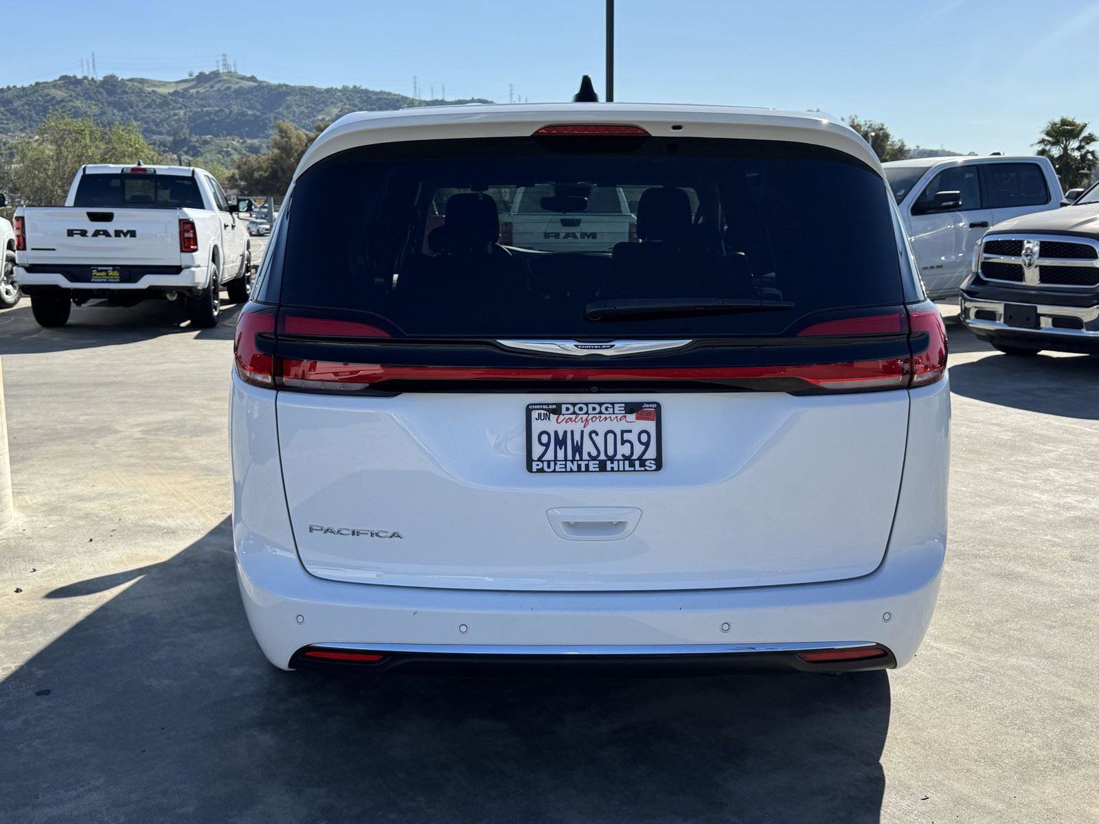 Used 2024 Chrysler Pacifica Touring FWD image 5