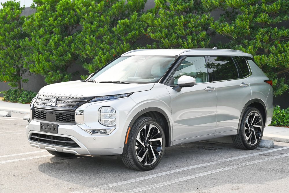 Used 2024 Mitsubishi Outlander SEL image 1