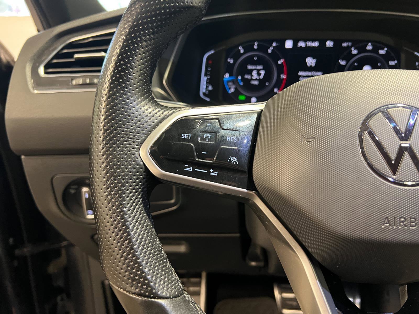 Used 2022 Volkswagen Tiguan SEL R-Line image 13