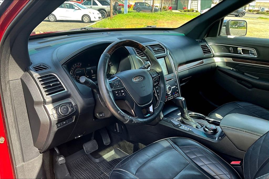 Used 2017 Ford Explorer Platinum image 18