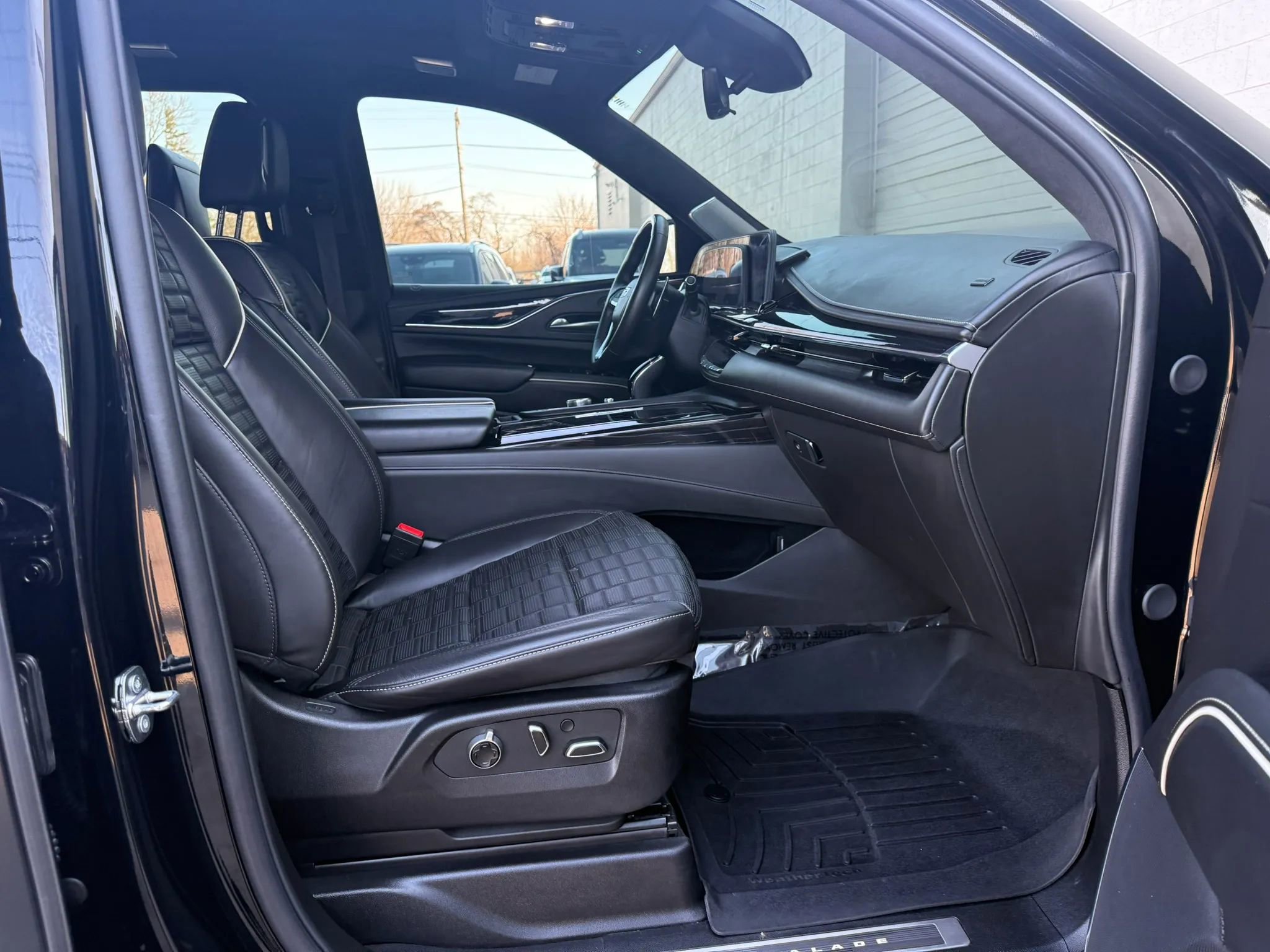 Used 2024 Cadillac Escalade ESV V image 60