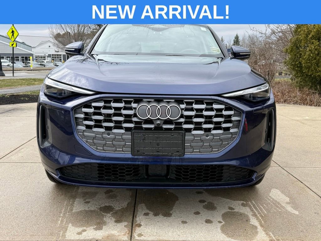 Used 2025 Audi Q5 Premium w/ Convenience Package image 3