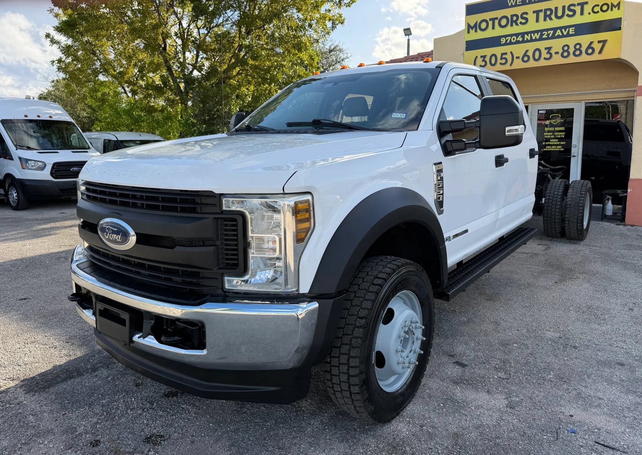 Used 2018 Ford F550 4x4 Crew Cab image 2