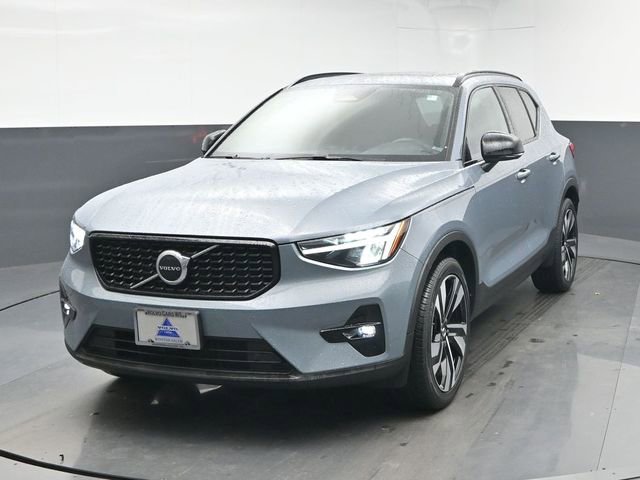 Used 2023 Volvo XC40 B5 Plus w/ Protection Package Premier image 3
