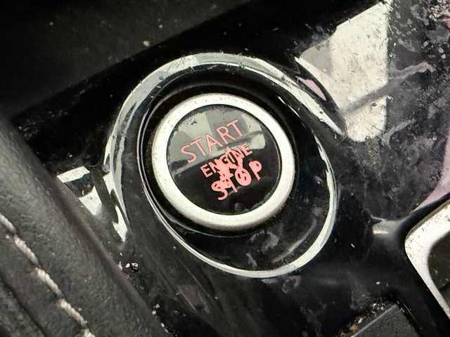 Used 2018 Nissan Kicks SR image 16