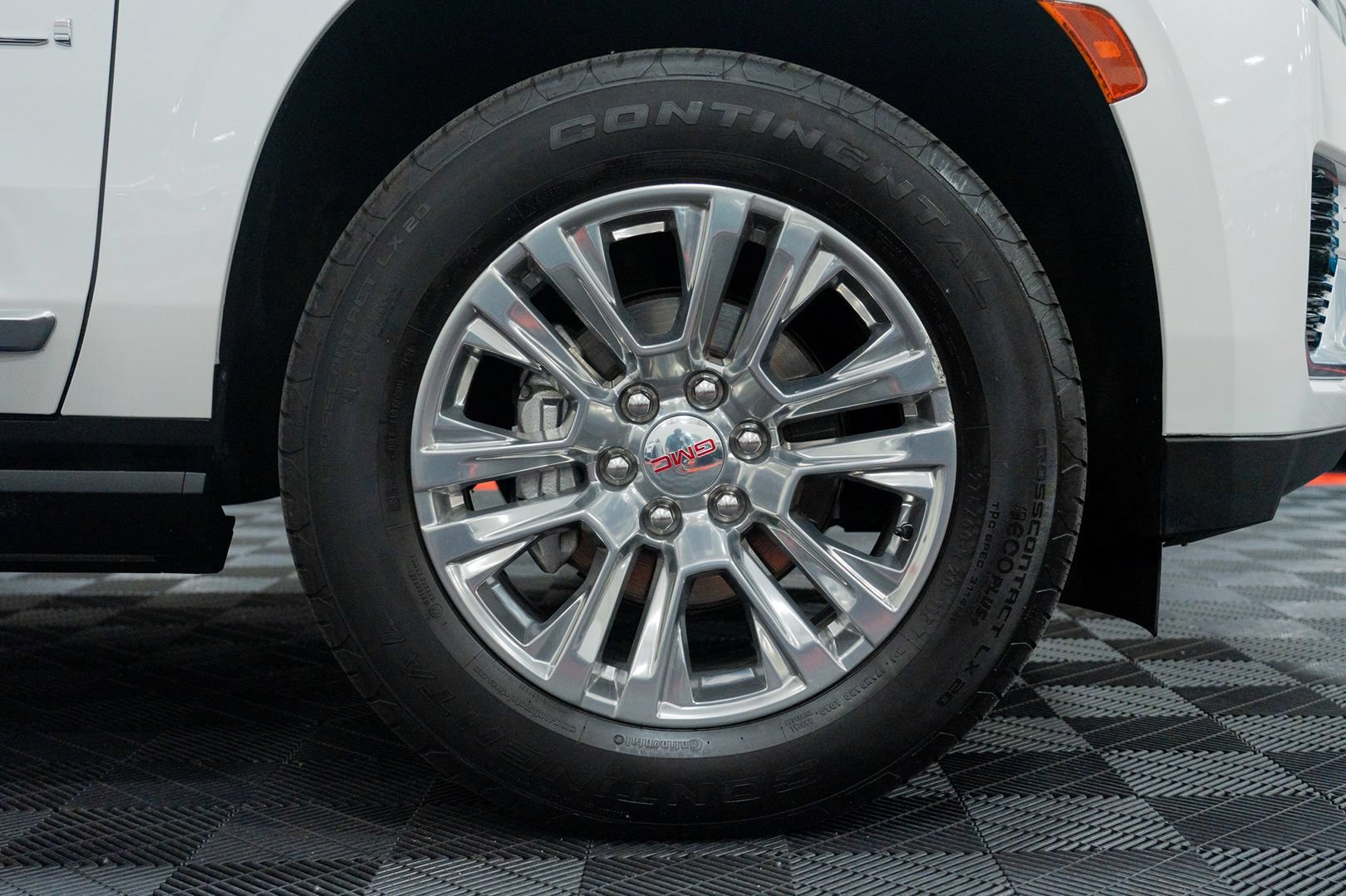 Used 2024 GMC Yukon Denali AWD/4WD image 16