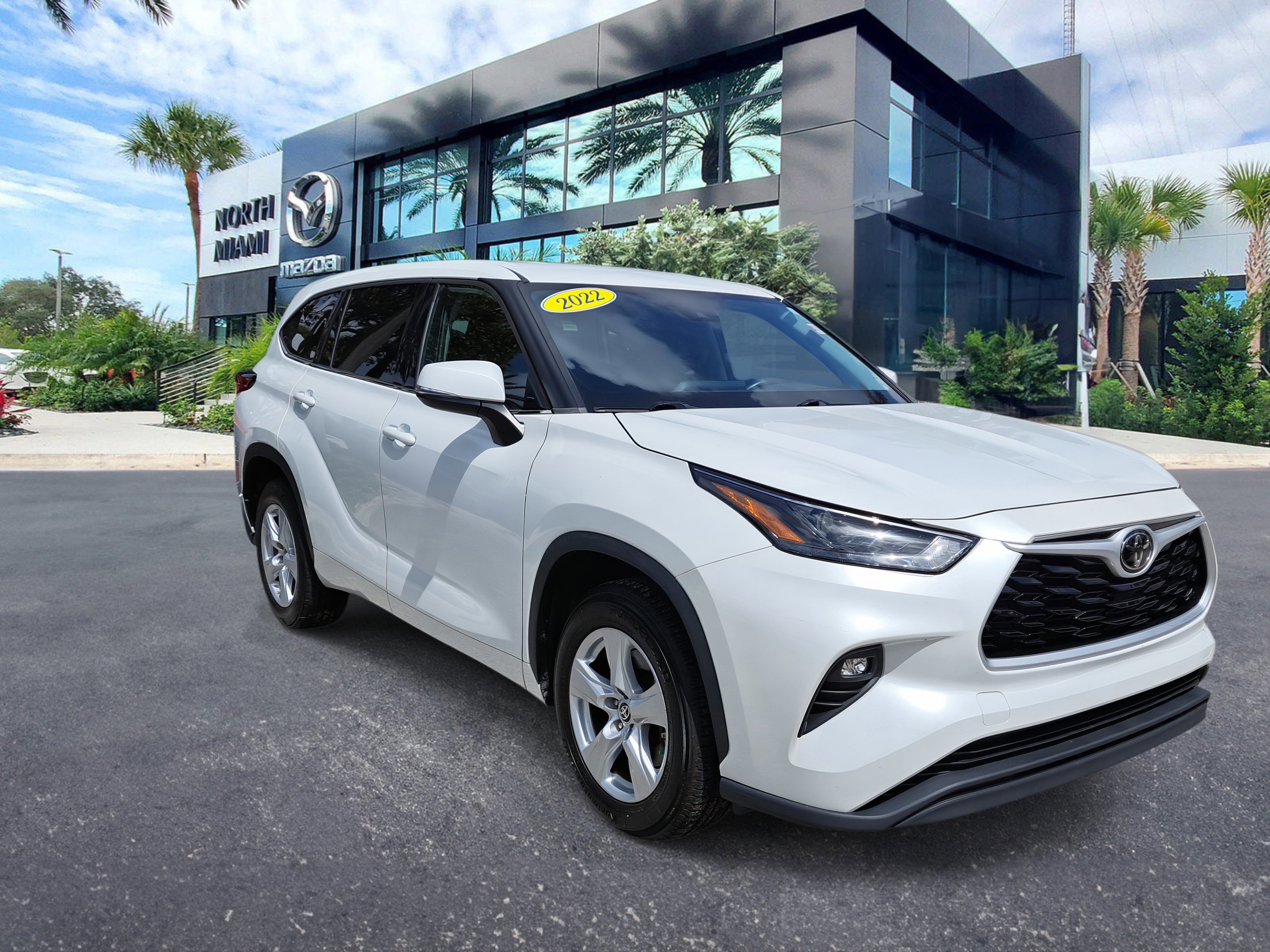 Used 2022 Toyota Highlander LE image 3