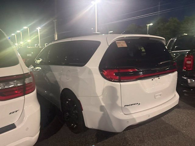 Used 2026 Chrysler Pacifica Select w/ S Appearance Package FWD image 10