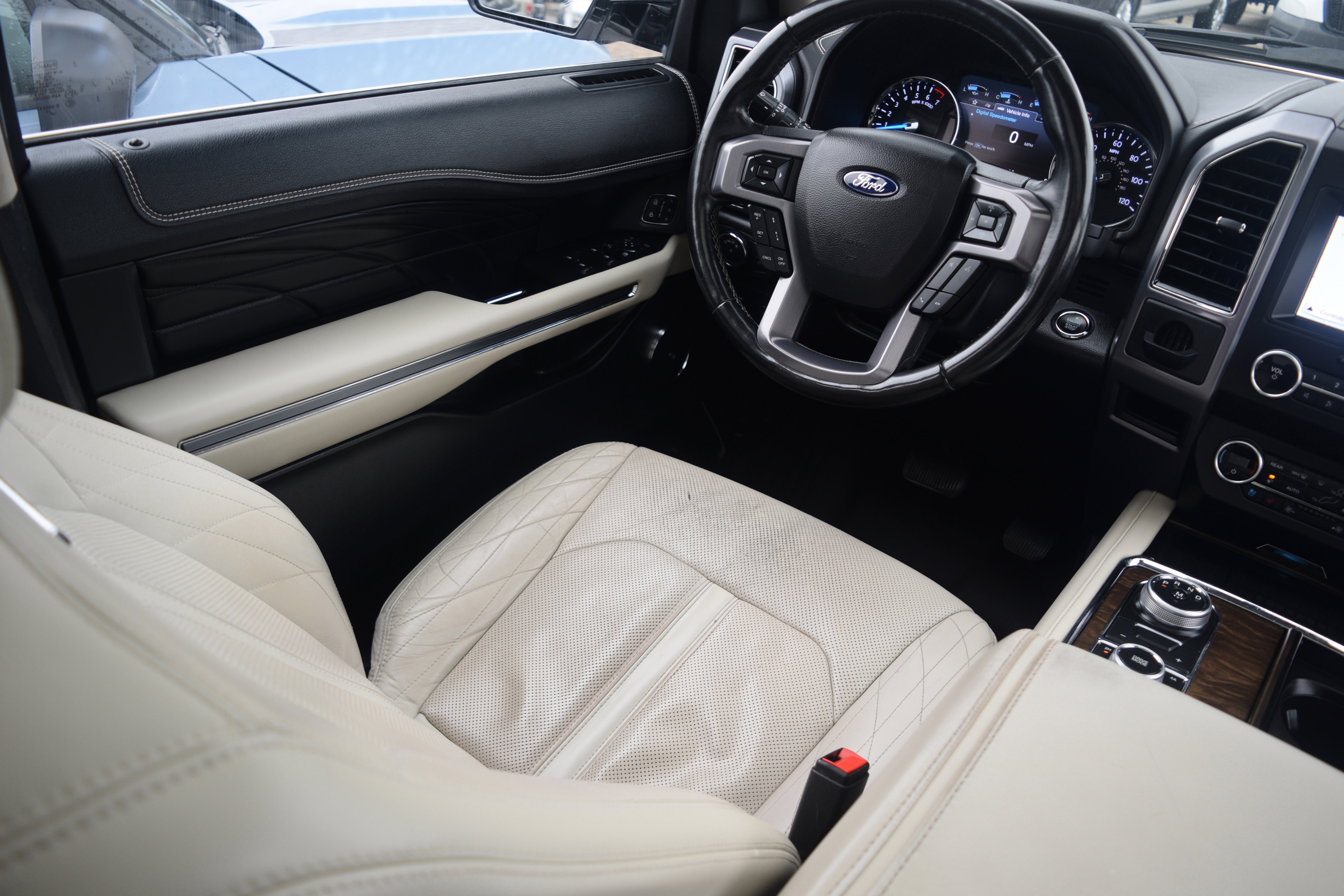 Used 2019 Ford Expedition Platinum image 2