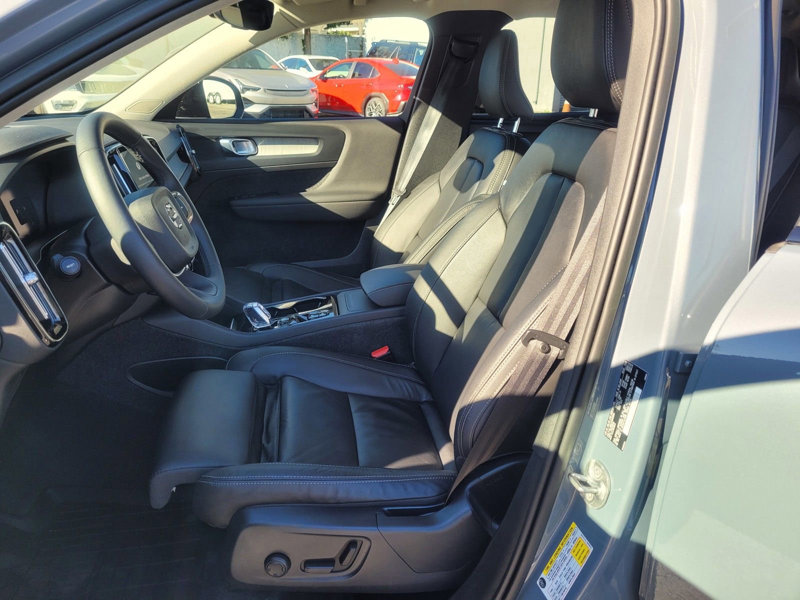 Certified 2023 Volvo XC40 B5 Plus w/ Protection Package Premier image 13